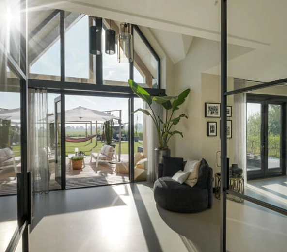 Luxe interieurontwerp met verbinding naar de tuin