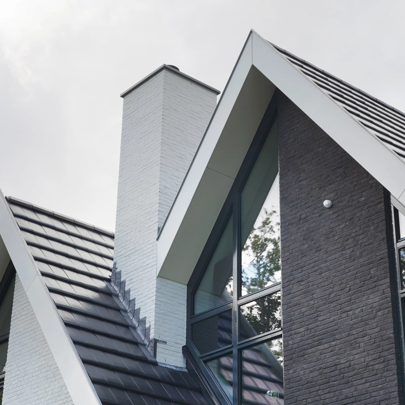 Detailshot van een luxe villa voorgevel met grote raampartijen