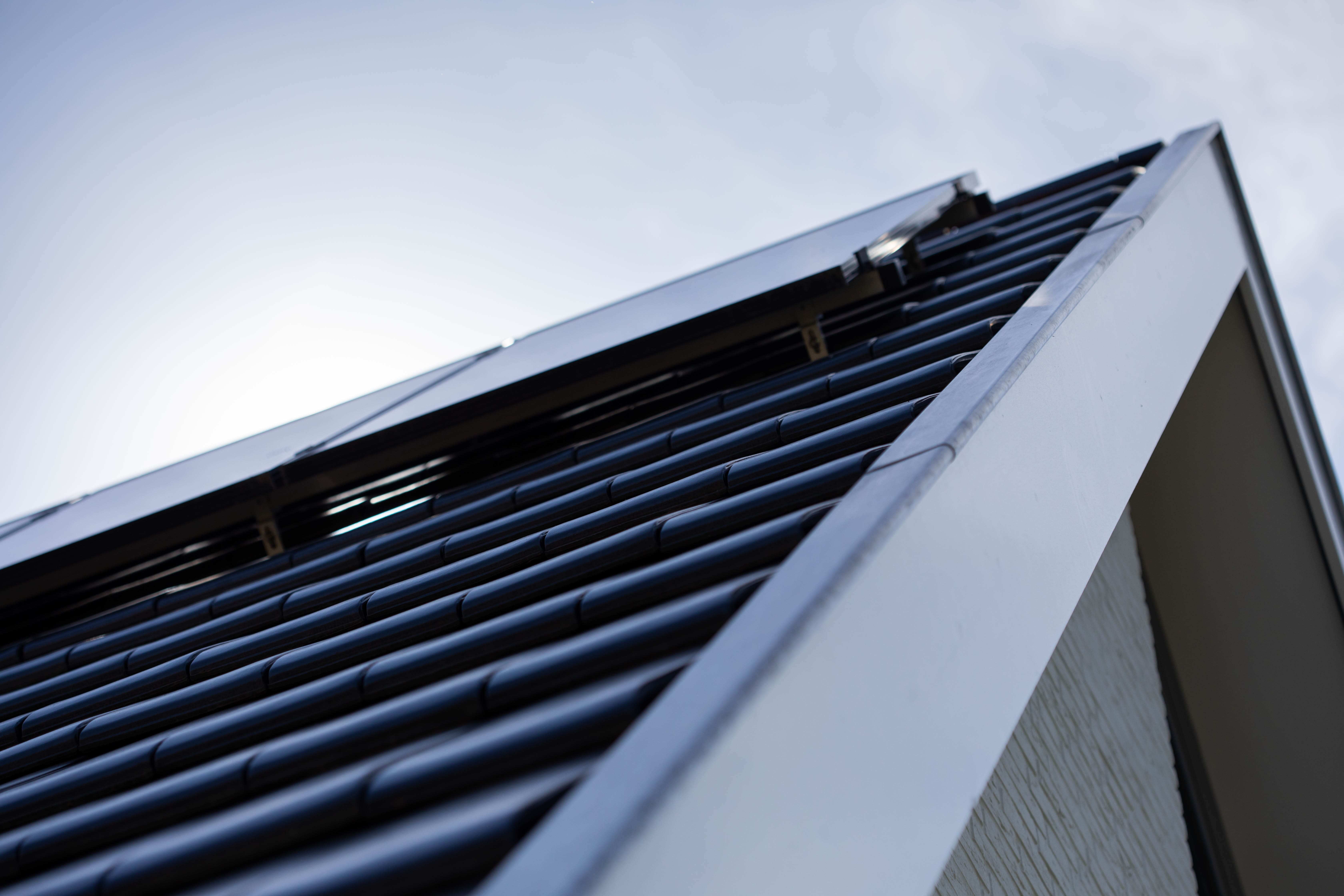 Uitsnede van dak schuurwoning met zonnepanelen