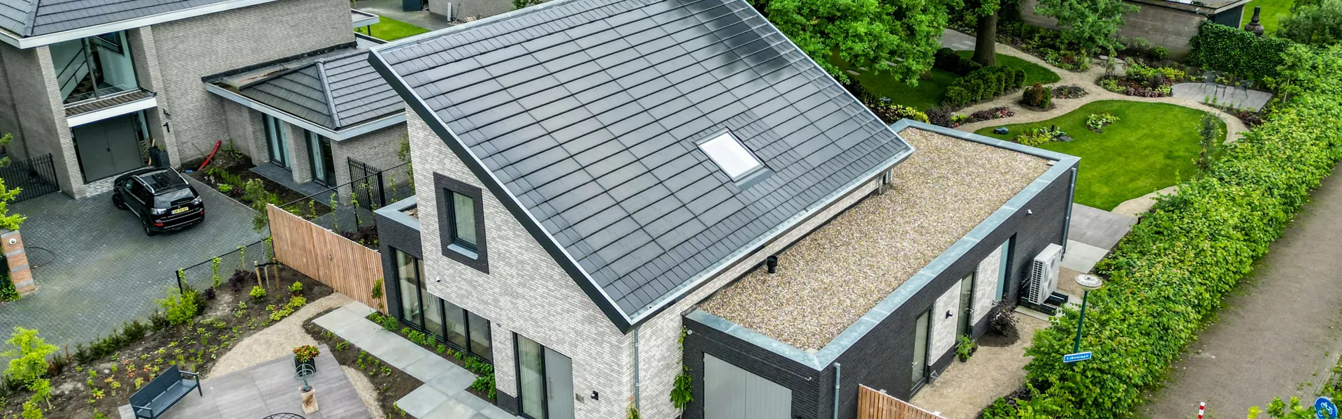 Schuinbovenaanzicht van schuurwoning met zonnepanelen