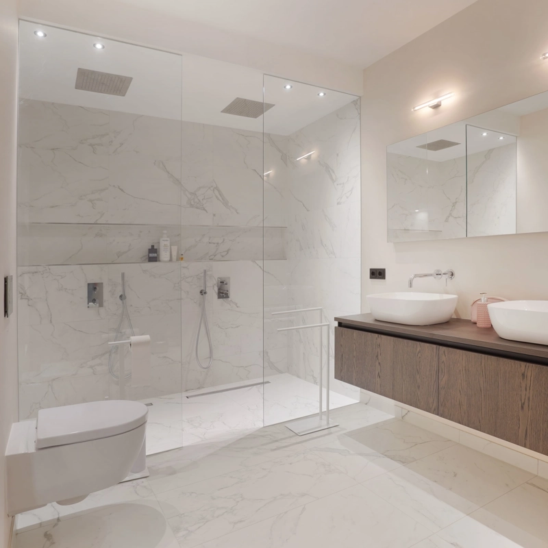 Modern badkamer interieur met lichte uitstraling en ligbad