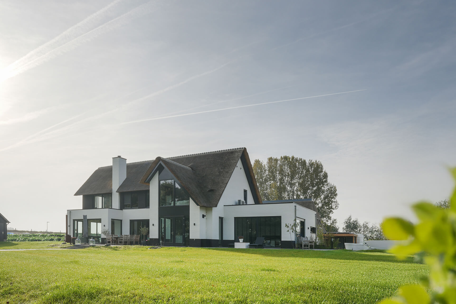 luxe-woning-met-rietdak-buitenaf.jpg