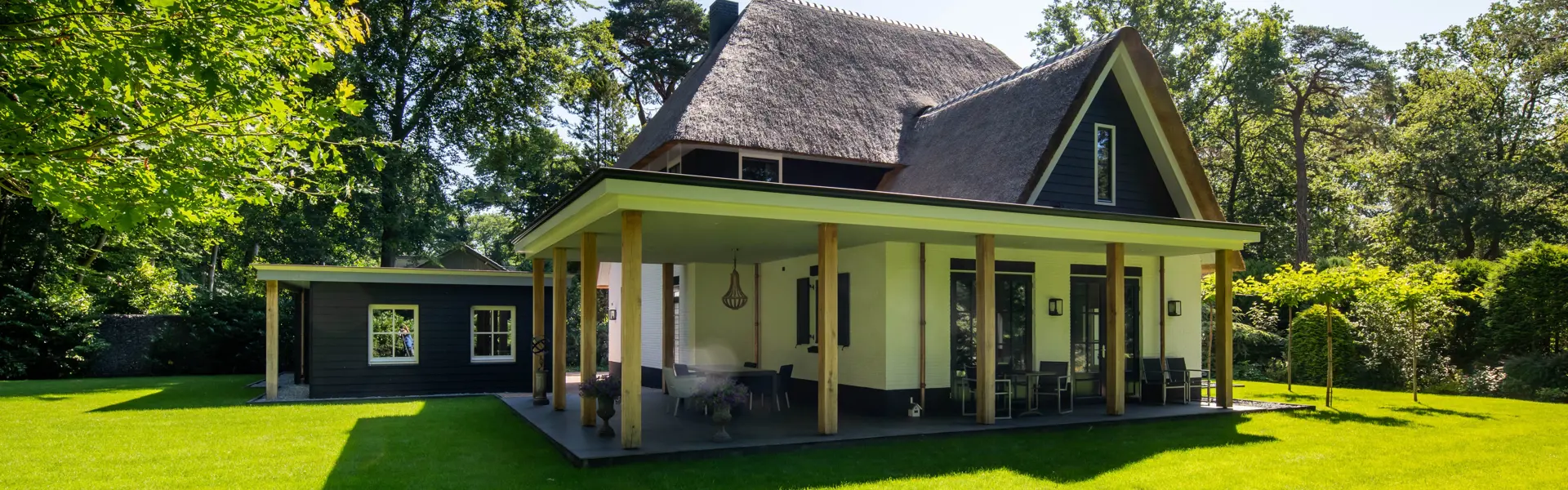 Boerderijwoning met rieten dak