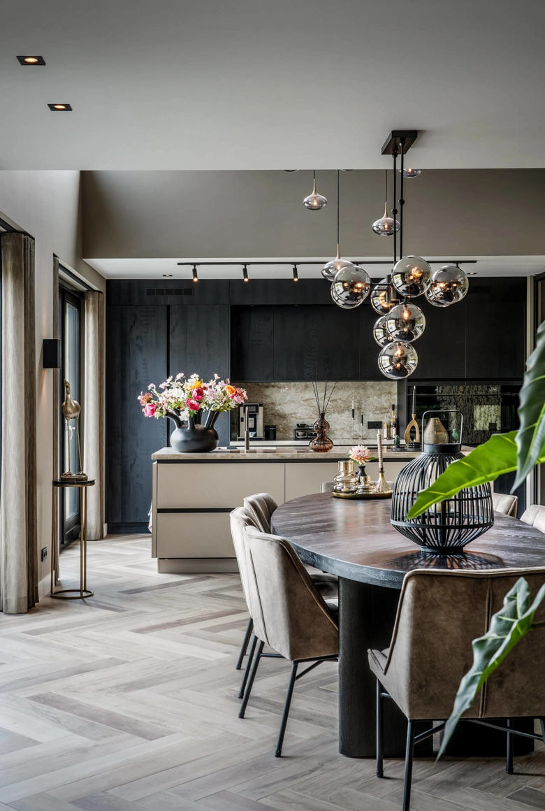 Luxe woonkeuken met warm interieur
