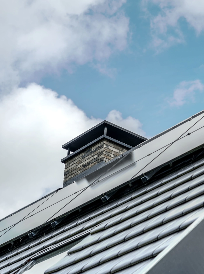 Uitsnede van dak schuurwoning met zonnepanelen
