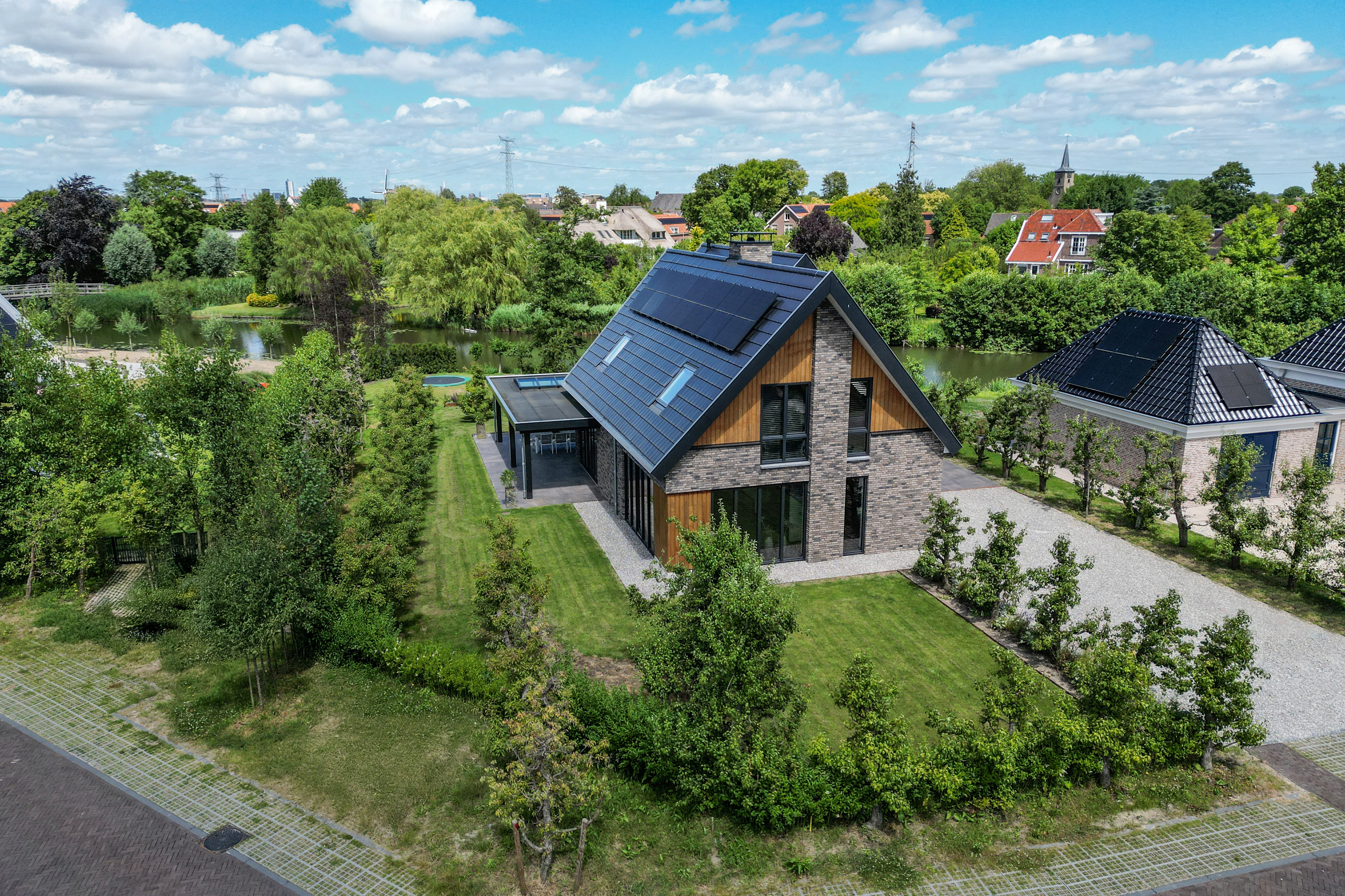 Bovenaanzicht van moderne schuurwoning met zonnepanelen