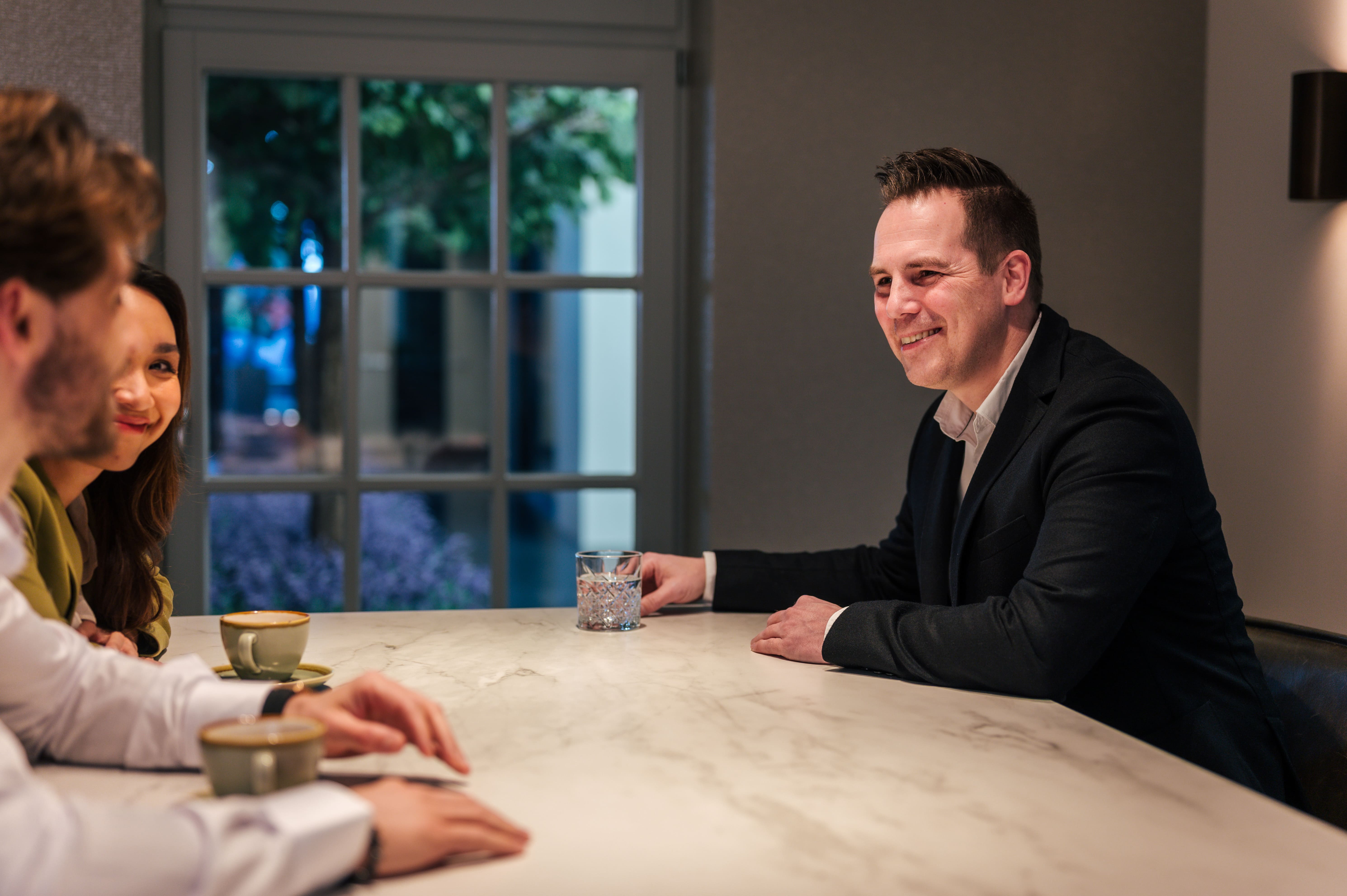 Architect in gesprek met klanten 