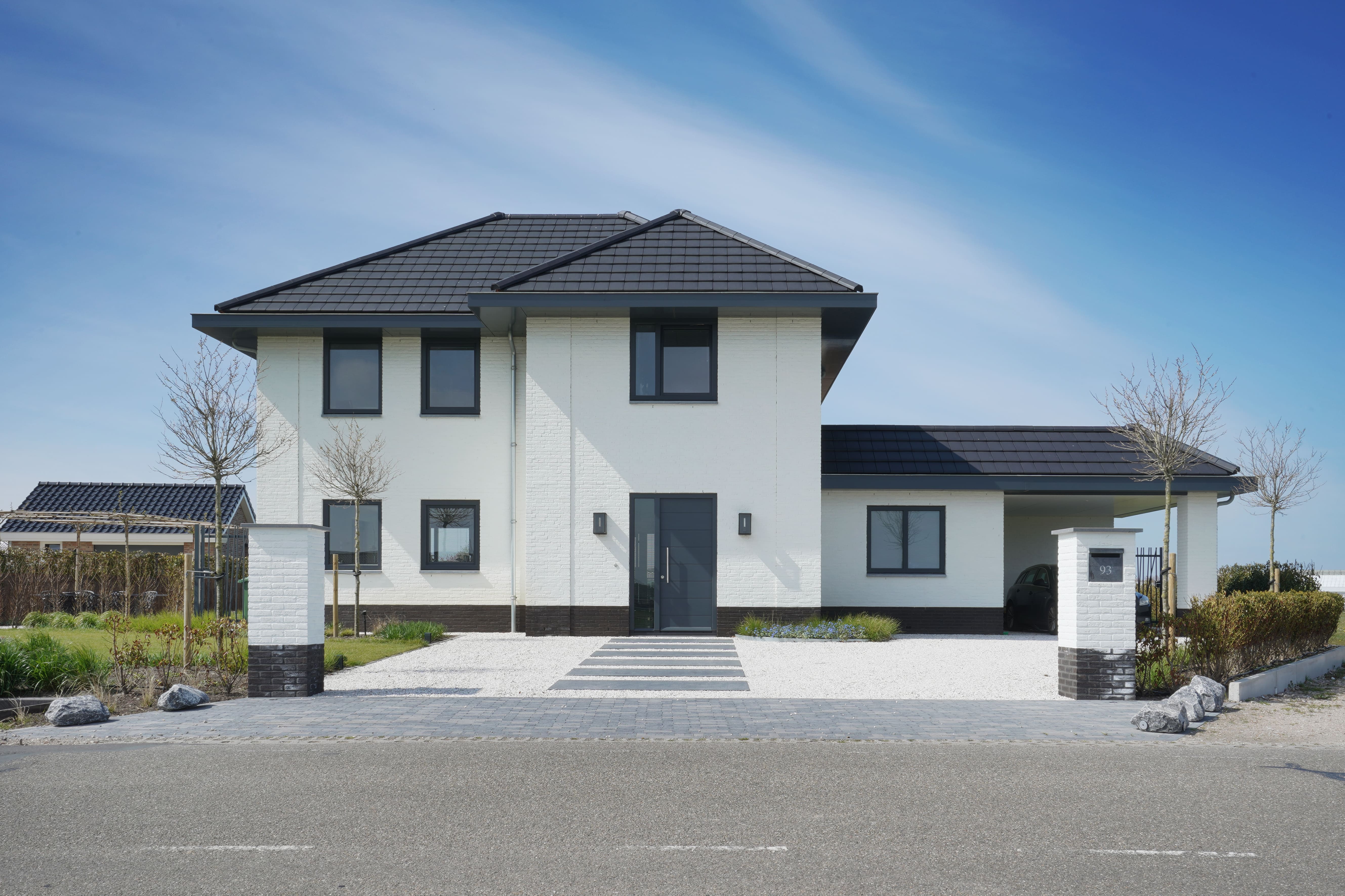 Vooraanzicht van herenhuis met witte gevel