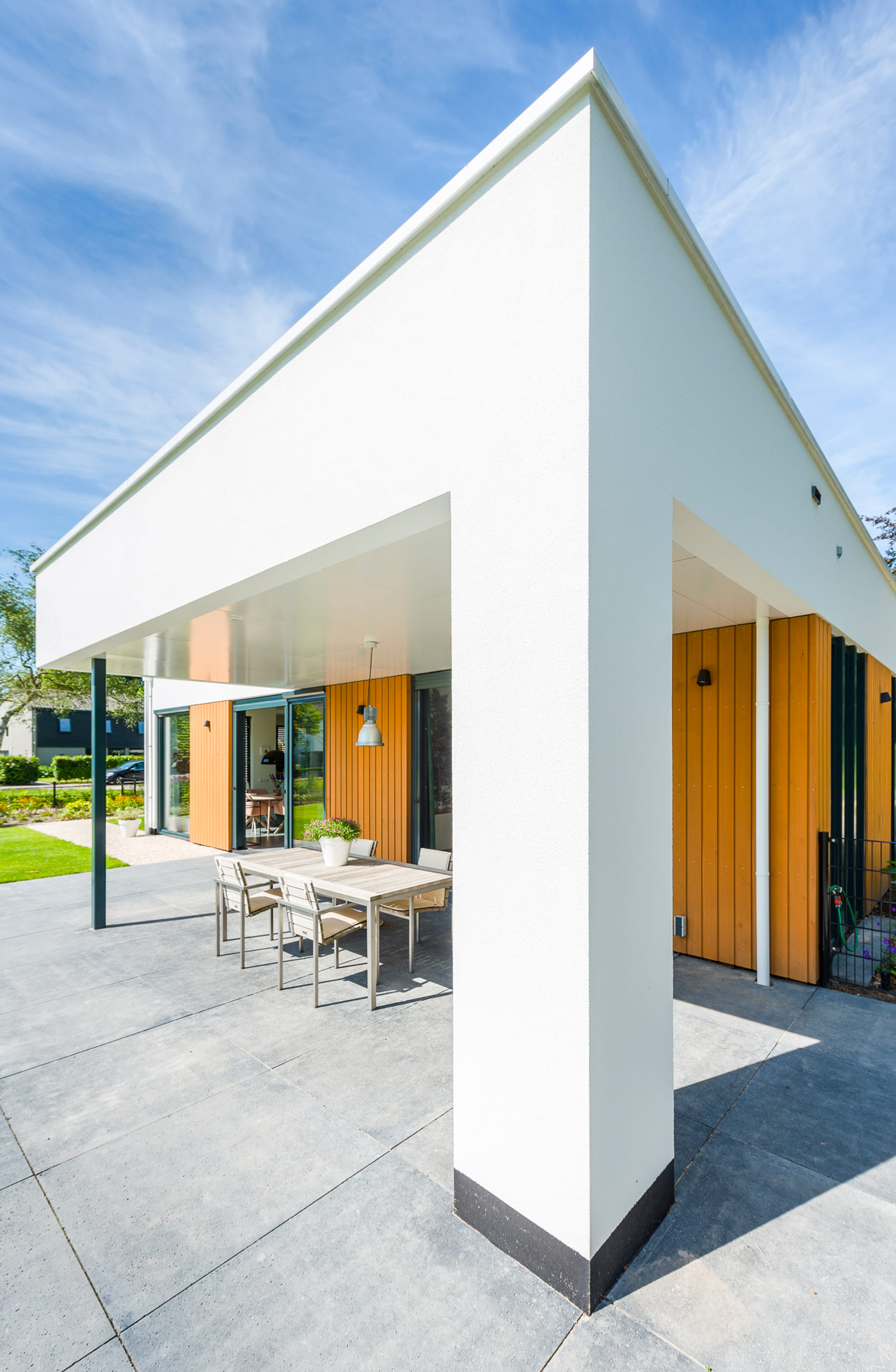 Uitsnede van bungalow met witte gevel