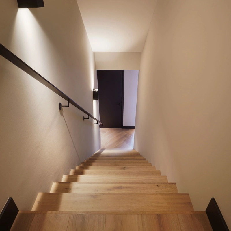 Een luxe houten trapopgang