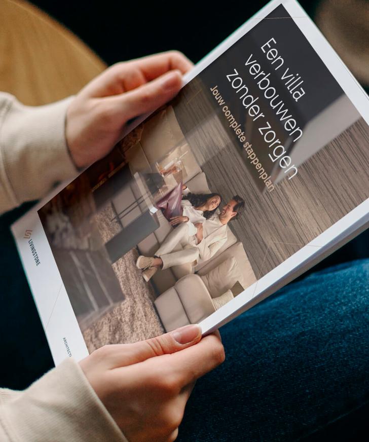 Brochure met moderne villa en de tekst ‘Een villa verbouwen zonder zorgen’.