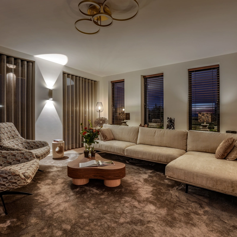 Interieur met woonkamer warme uitstraling avond raampartij