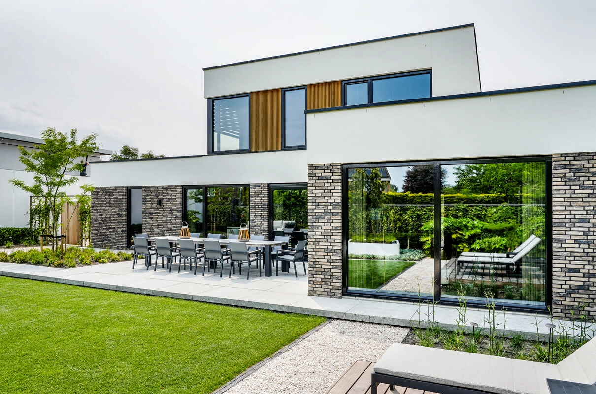 Achteraanzicht van kubistische villa