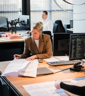 Medewerker van Livingstone aan het werk op de computer