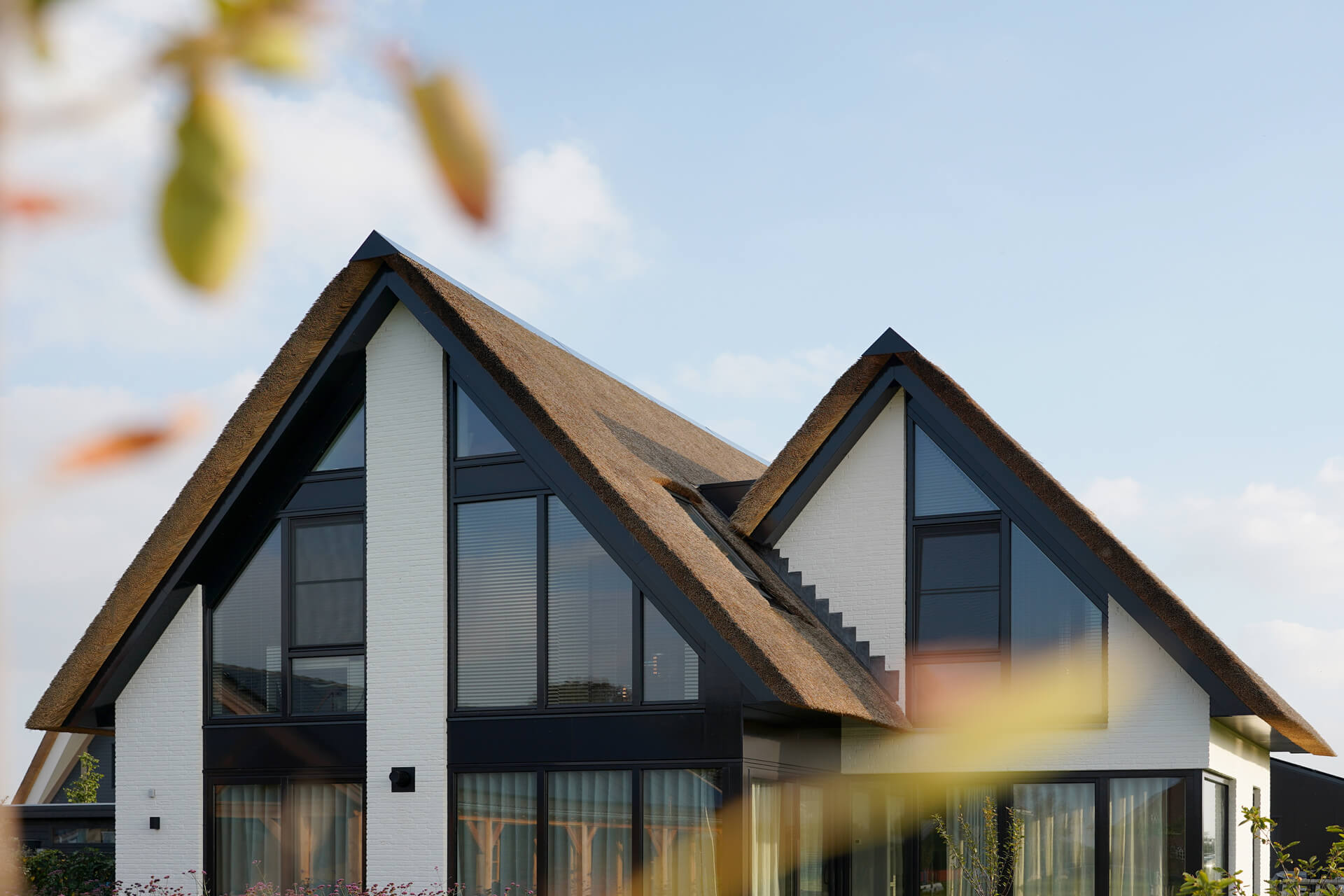 moderne-villa-met-rietdak-en-grote-ramen.jpg