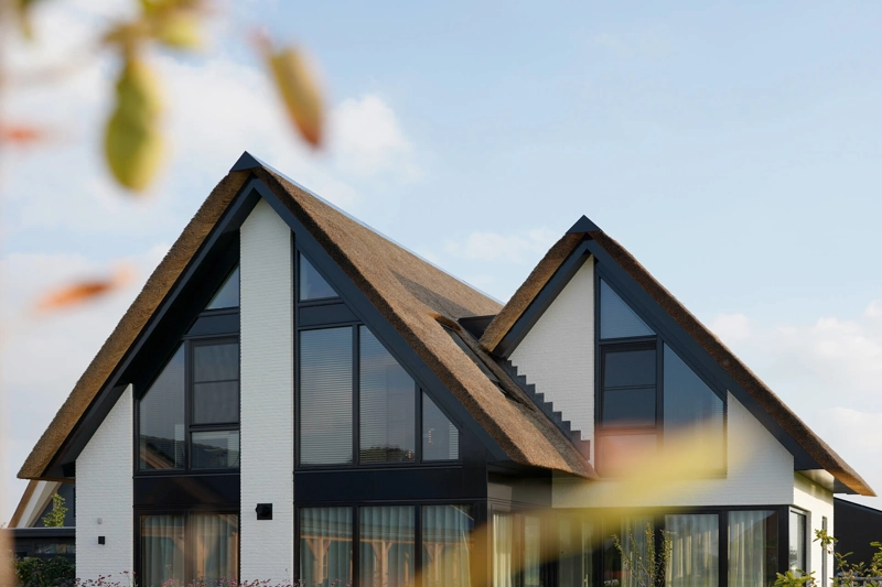 moderne-villa-met-rietdak-en-grote-ramen.jpg