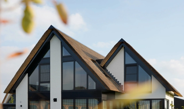 moderne-villa-met-rietdak-en-grote-ramen.jpg