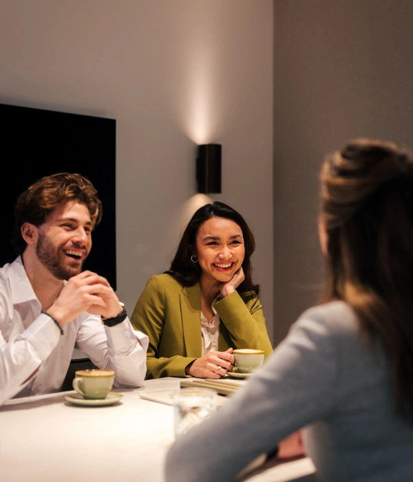 interieurarchitect met een klant aan tafel