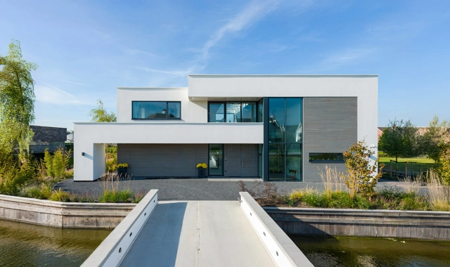 De voorzijde van een modern kubistische villa