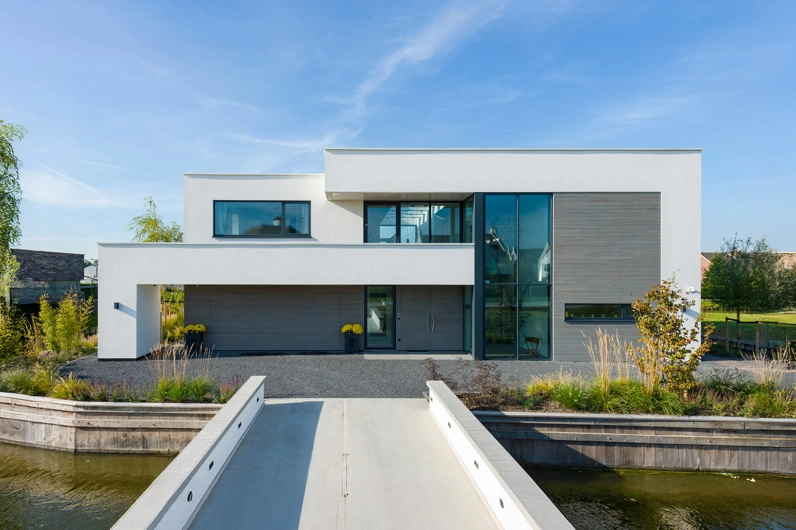 De voorzijde van een modern kubistische villa
