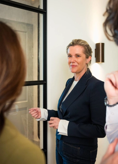 Interieurarchitecte verwelkomt klanten in showroom