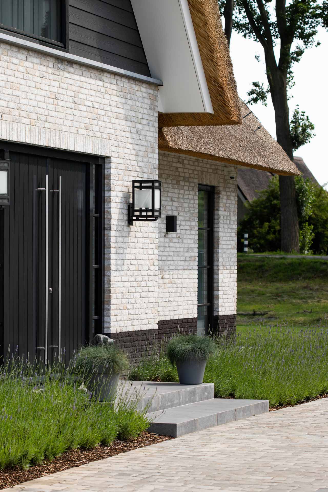 Landelijke-villa-rieten-kap-hout-strak-entree.jpg (1)