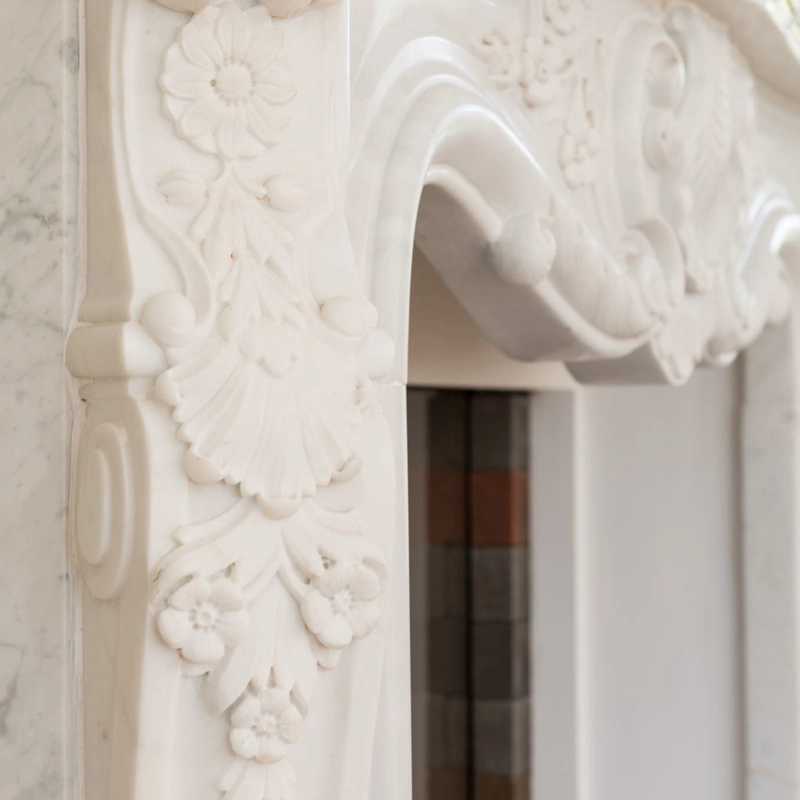 Detailshot van een ornament van een klassieke open haard