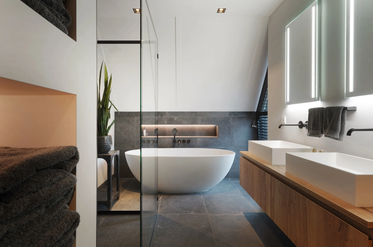 Een lichte en luxe badkamer met ligbad