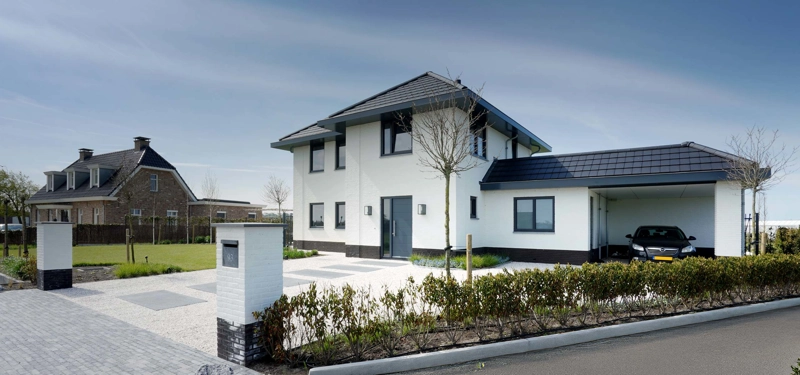 Voorzijde van herenhuis met witte gevel