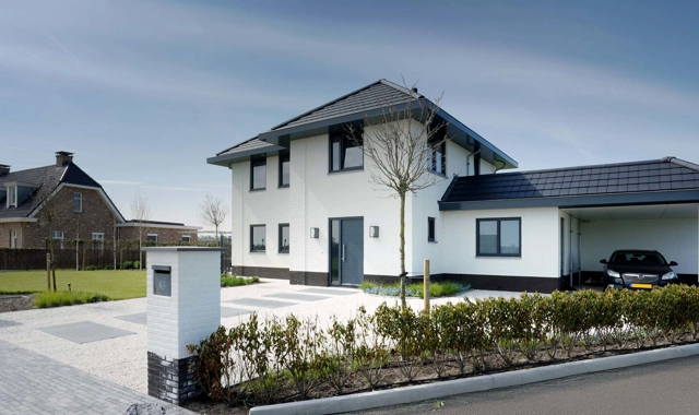 Voorzijde van herenhuis met witte gevel
