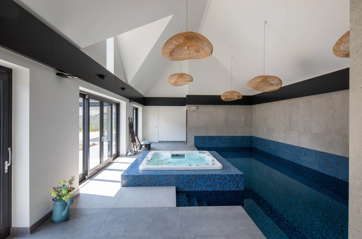 Een indoor wellness jacuzzi