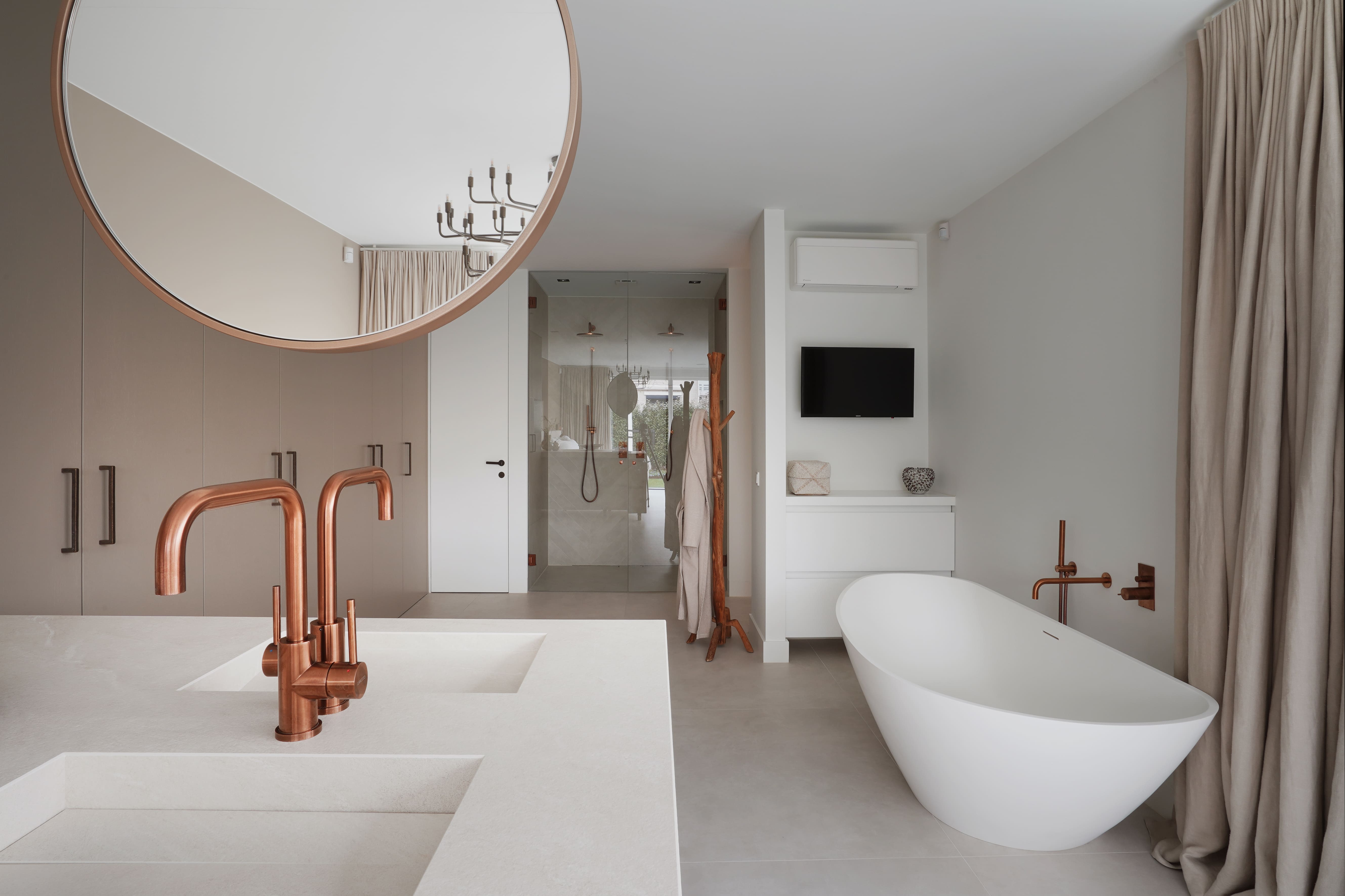 Een luxe en suite badkamer met gouden kraan en ligbad
