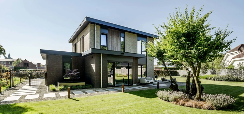voorzijde-kubistische-woning-donkere-gevelbekleding.jpg