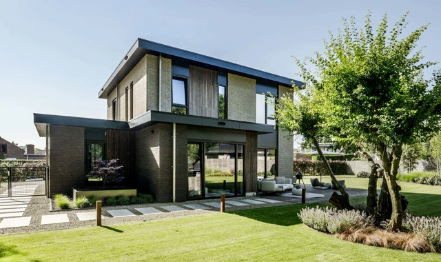 voorzijde-kubistische-woning-donkere-gevelbekleding.jpg