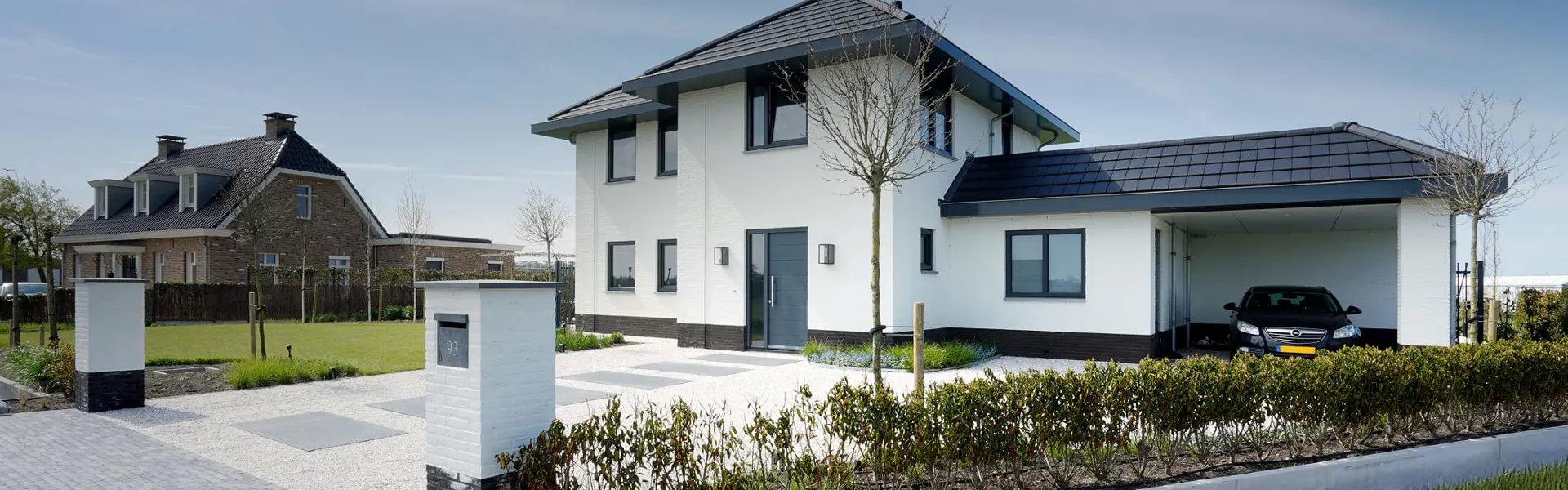 Voorzijde van herenhuis met witte gevelbekleding