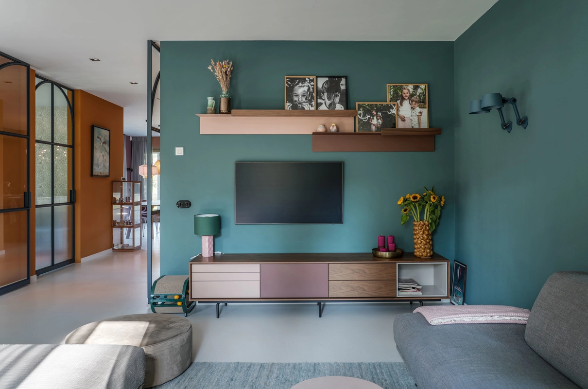 Interieur woonkamer eigentijds levendig tv meubel