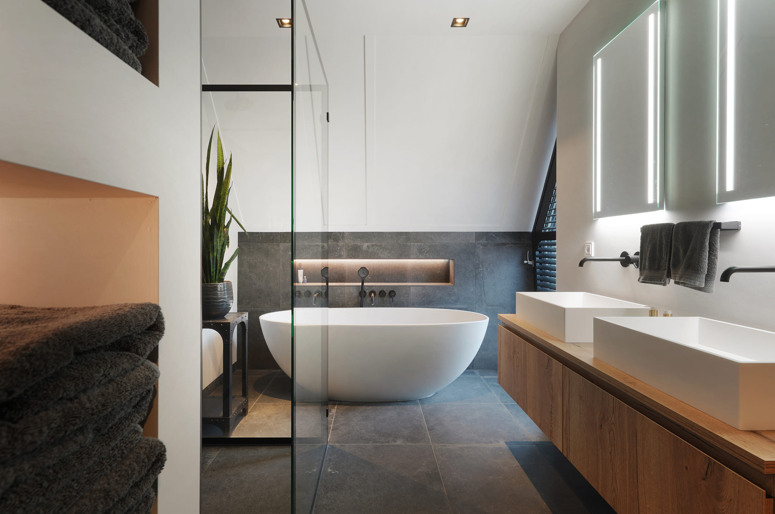 Ligbad met donkere vloertegels