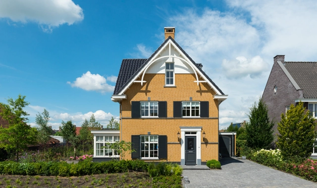 traditionele-villa-rijke-details-gele-baksteen-voorgevel.jpg