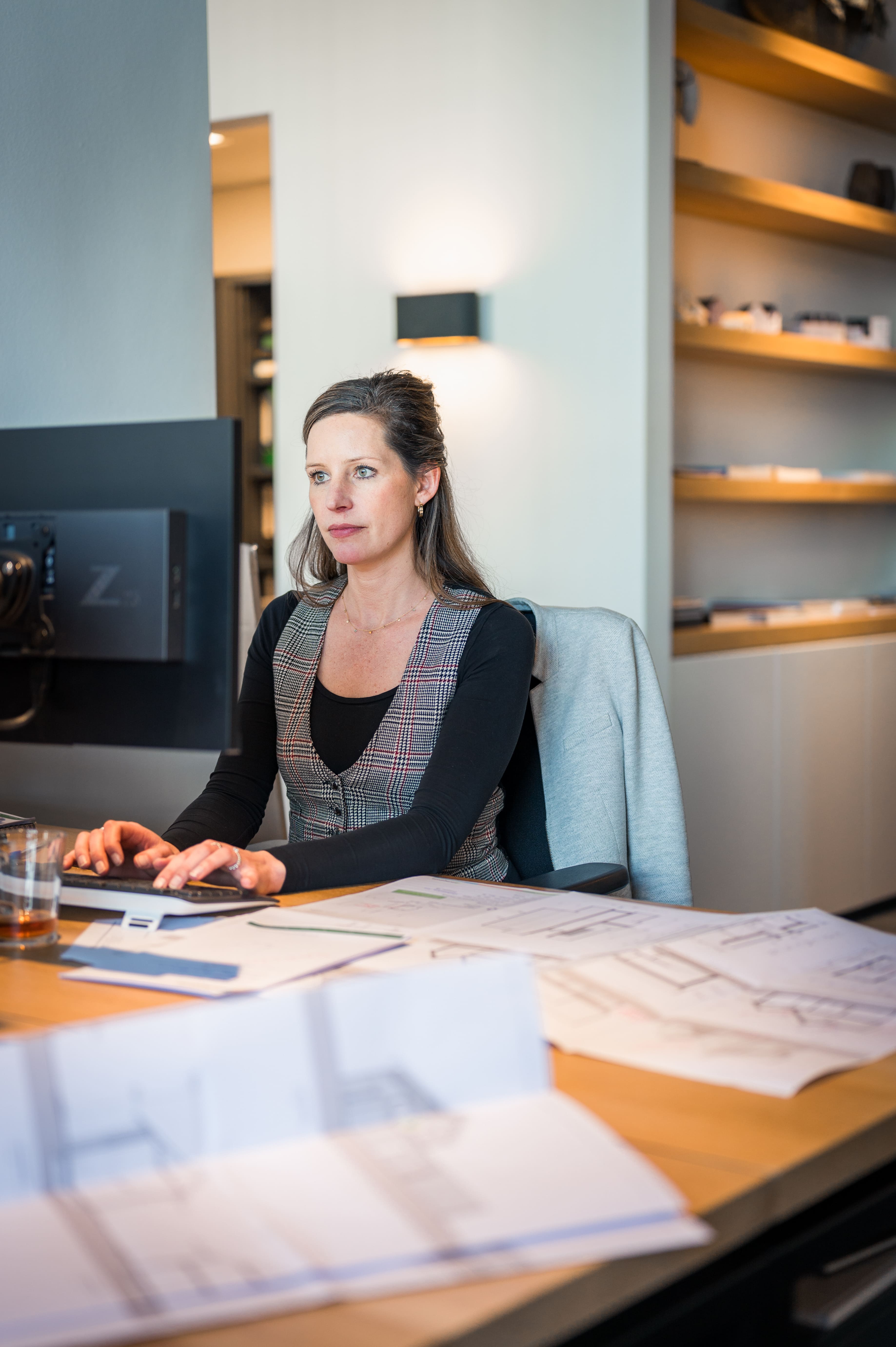 Medewerker van Livingstone aan het werk op de computer