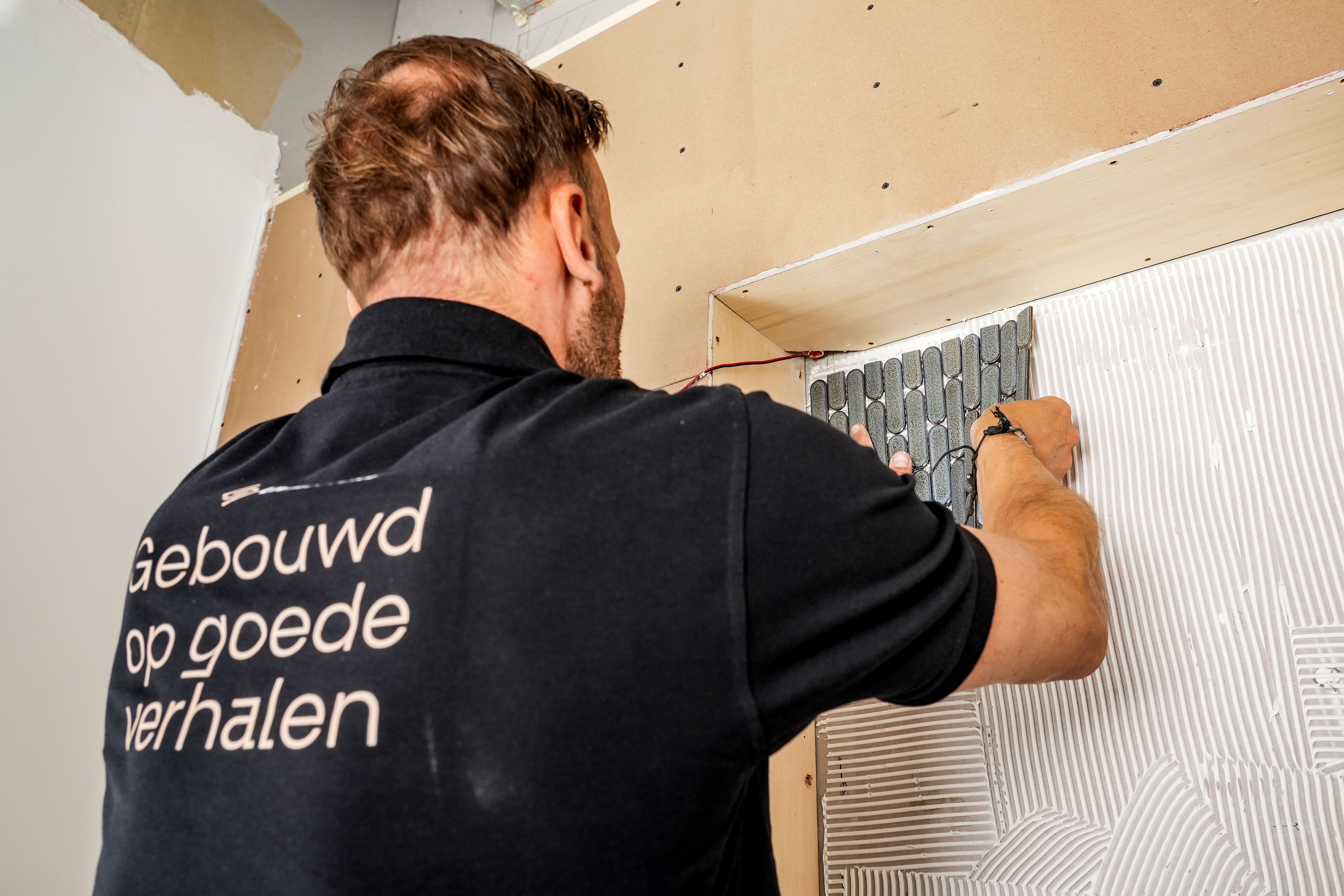 Uitvoerder livingstone betegelt een badkamerwand