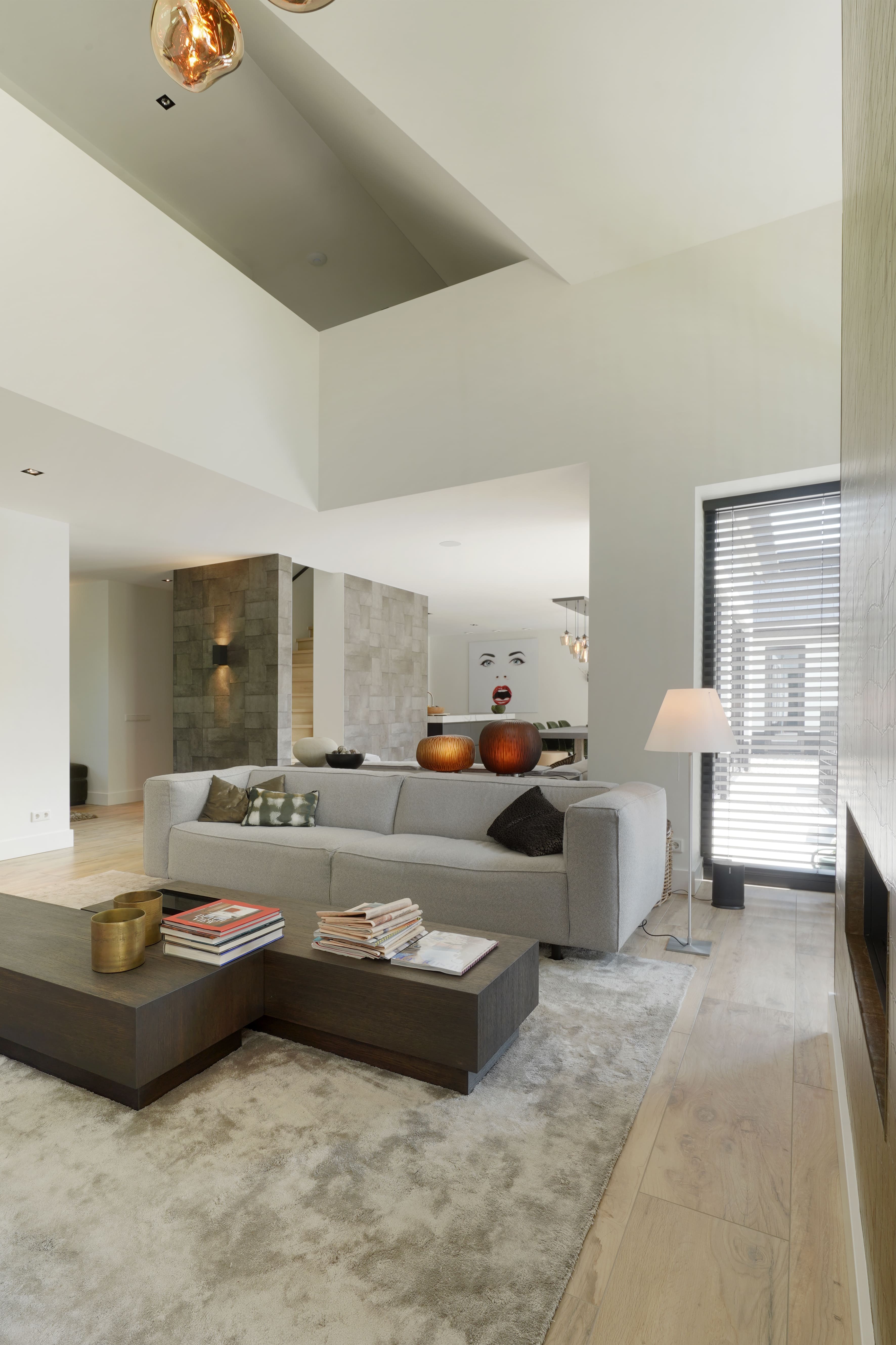 Strak interieur met grijs vloerkleed