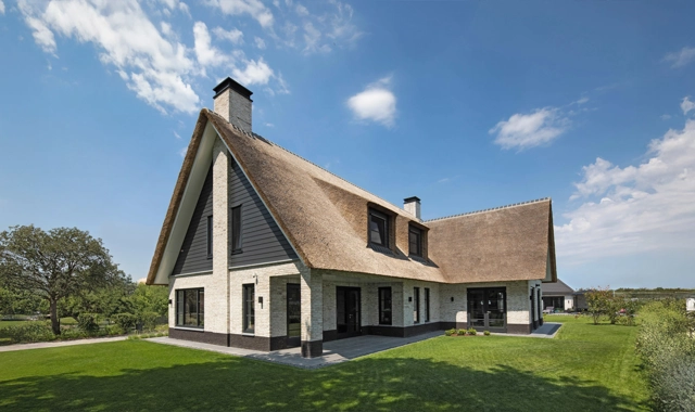 Landelijke villa met rieten kap