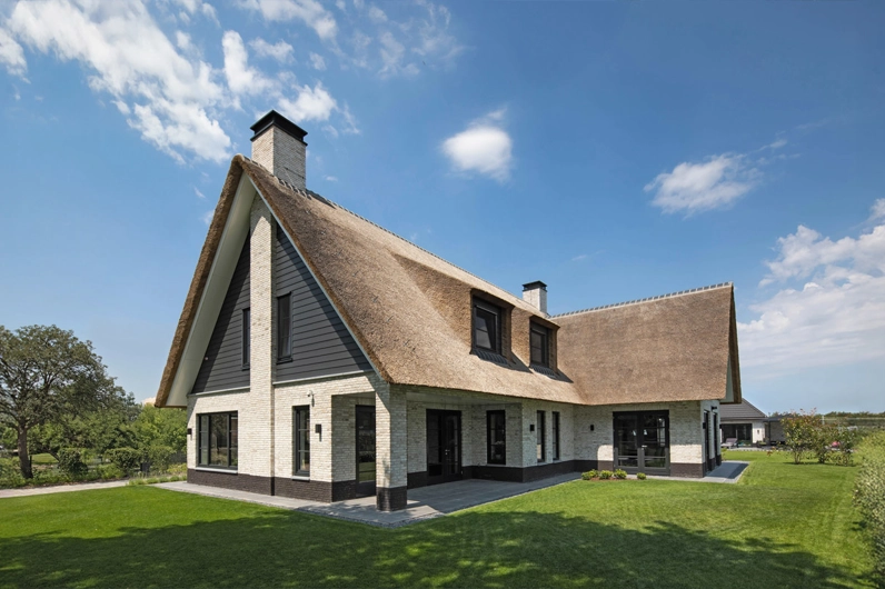 Landelijke villa met rieten kap