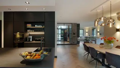 Een luxe, moderne woonkamer en woonkeuken