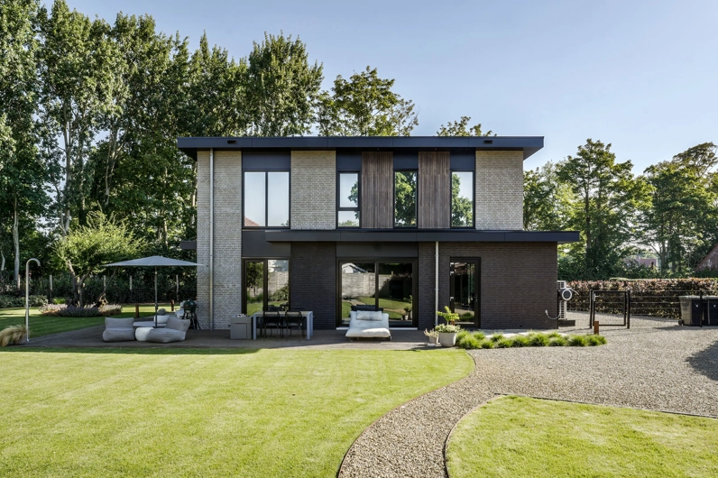 Voorzijde van moderne villa