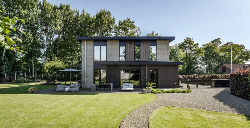 Voorzijde van moderne villa