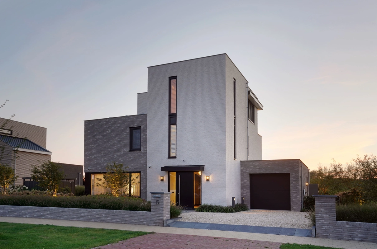 De voorgevel van een kubistische, moderne vila