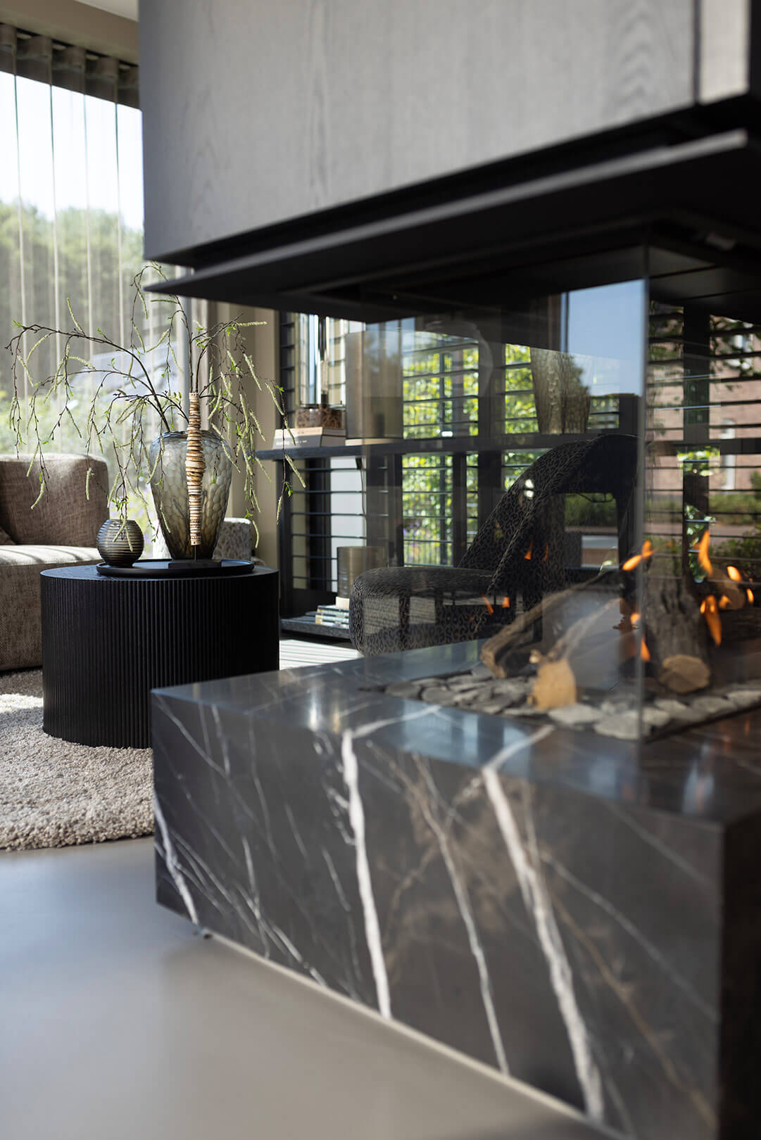 Haard met zwart, marmeren afwerking