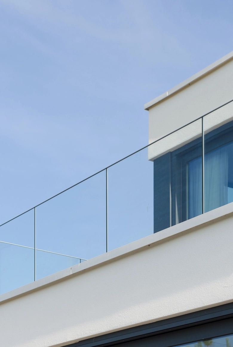 Detailshot van het dakterras van een moderne kubistische villa