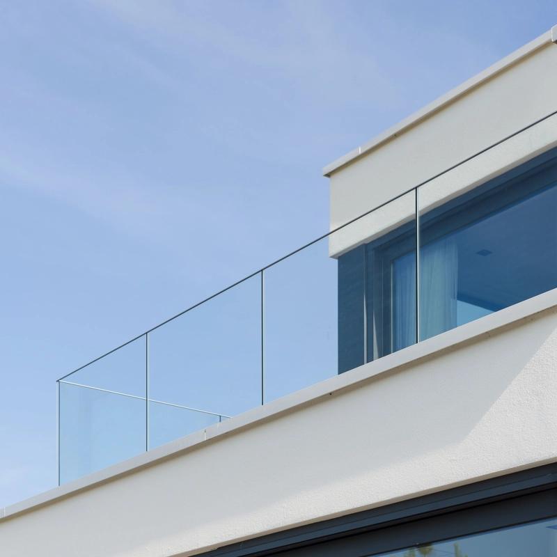 Detailshot van het dakterras van een moderne kubistische villa